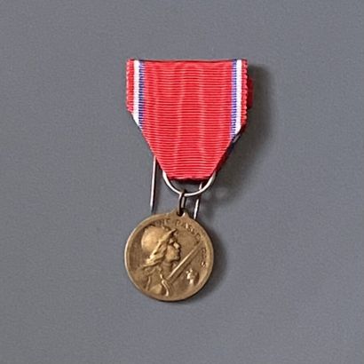 FRANCE - Médaille de Verdun en bronze, modèle...