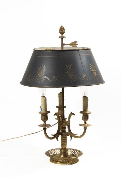  Lampe de bouillotte en bronze ciselé et doré ; le bouquet mobile à trois lumières...