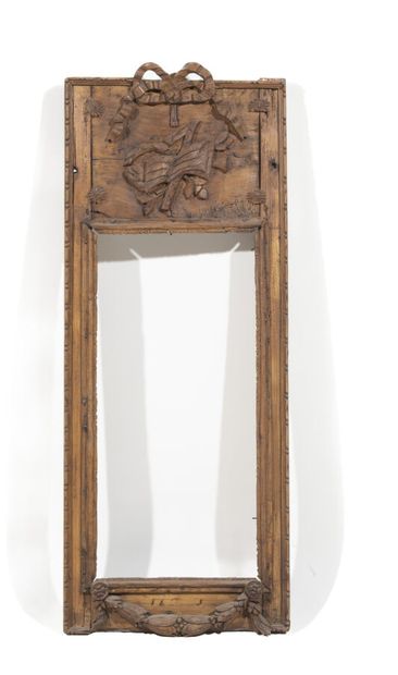  Encadrement de miroir en bois naturel mouluré à décor de noeud de ruban au fron...