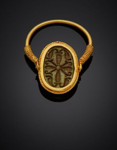  Yellow gold (750‰) twisted "hieroglyphs" swivel ring, adorned with an intaglio on...
