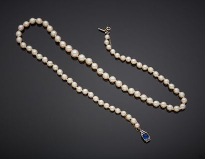  COLLIER fin composé d'un rang de petites perles probablement fines en chute, de...