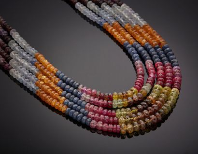  COLLIER composé de cinq rangs de saphirs multicolores, montés sur fil de soie, en...