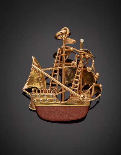  PENDENTIF "navire la Caravelle portugaise" en or jaune et or gris (750‰) ajouré,...