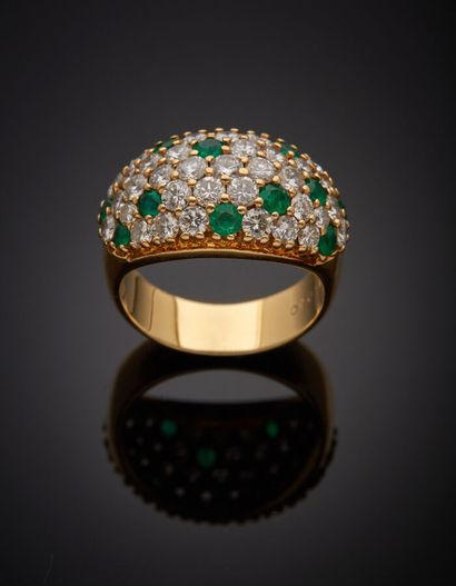 Yellow gold (750‰) "rush" ring paved with brilliant-cut diamonds and eleven emeralds....