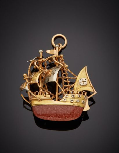 PENDENTIF "navire la Caravelle portugaise" en or jaune et or gris (750‰) ajouré,...