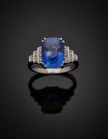 White gold (750‰) ring set with a sapphire...