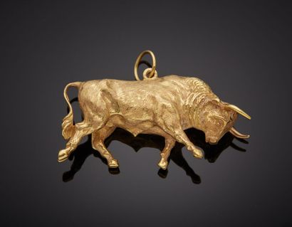  PENDENTIF "taureau" en or jaune (750‰) ciselé et sculpté. 
Dim.: 4,5 x 3 cm. Poids...