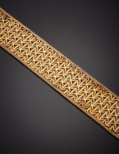  BRACELET « manchette ceinture » en or jaune (750‰) à maille souple, bordée de tresses....