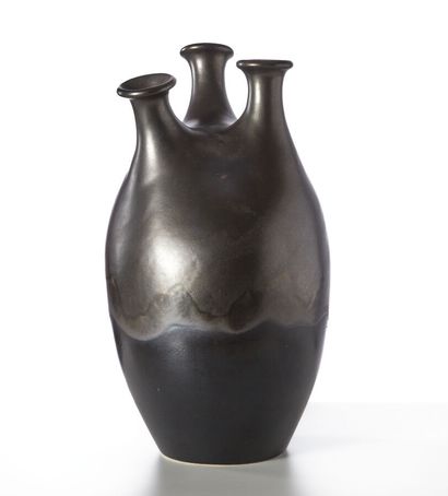 Travail 1960 
Vase trilobé en céramique émaillée...