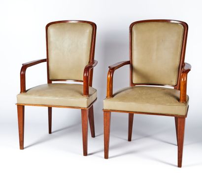  André ARBUS (1903-1969) 
Suite de quatre fauteuils en acajou à accotoirs en ailettes...