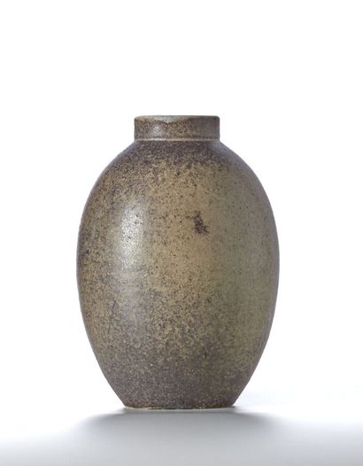  Josep Llorrens ARTIGAS (1892-1980) 
Vase ovoïde en céramique émaillée ocre et brune...
