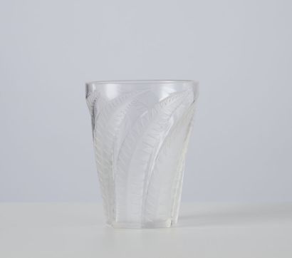 René LALIQUE (1860-1945) 
Vase gobelet « Hespérides » en verre translucide moulé...