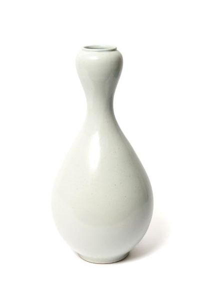 Grand vase coréen en porcelaine blanche....