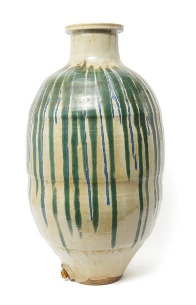 Grand pot en céramique shigaraki-ware muni...