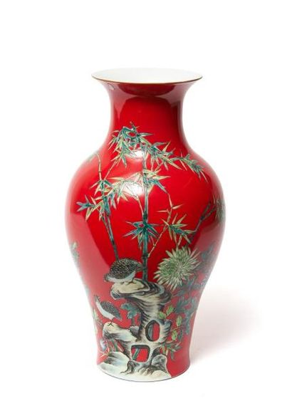 Grand vase chinois en porcelaine avec un...