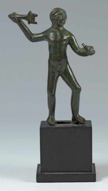 Rare statuette représentant Poséidon lançant...