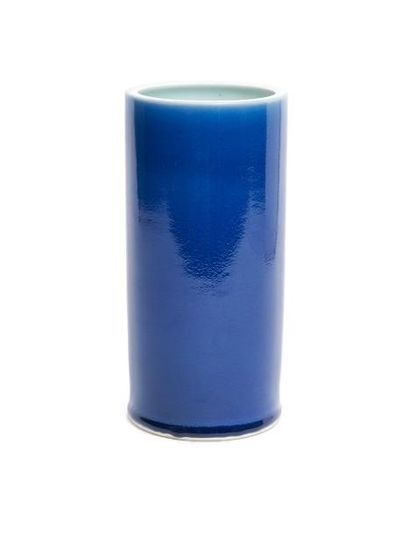 Vase chinois de couleur bleue et de forme...