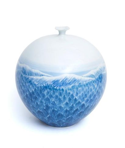 Vase en porcelaine de forme globulaire et...
