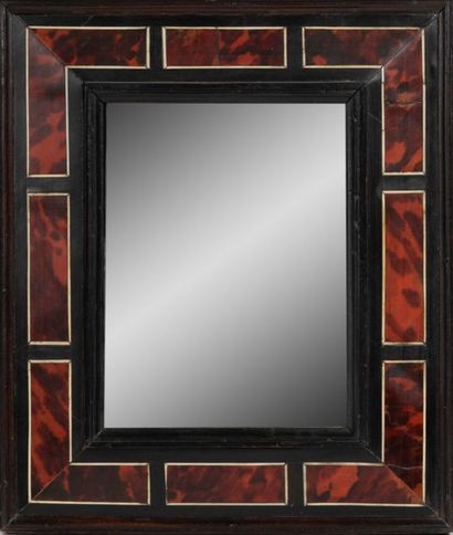  Petit miroir (au mercure) Dans un cadre à profil inversé à réserves d'écaille teintée...
