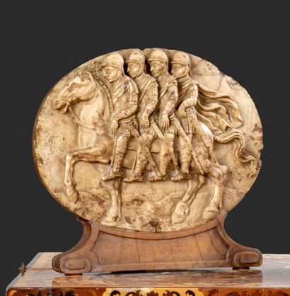  Panneau ovalisé en albâtre Représentant en demi-relief les Quatre fils d'Aymon....