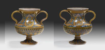 DERUTA Grand vase à piédouche muni d'anses décoré en bleu et chamois irisé des inscriptions:...
