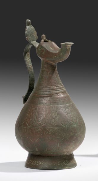  Aiguière Seldjoukide Fonte de laiton à décor gravé Iran, Khorassan, fin du XIIe...