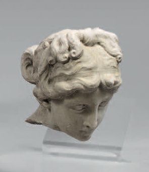 null Woman's head in carved marble.
According to the Ancient.
Height: 15 cm.