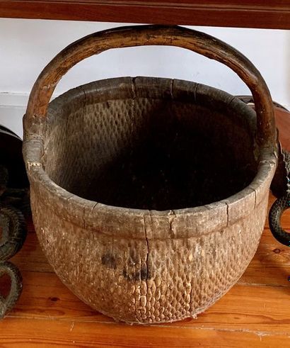 null Large basket in basketry coated with paraffin.
Nineteenth century.
Height: 54...