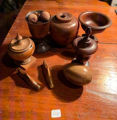 null Set of eight turned wooden pieces: cups, covered vase, two miniature shoe shapes...
