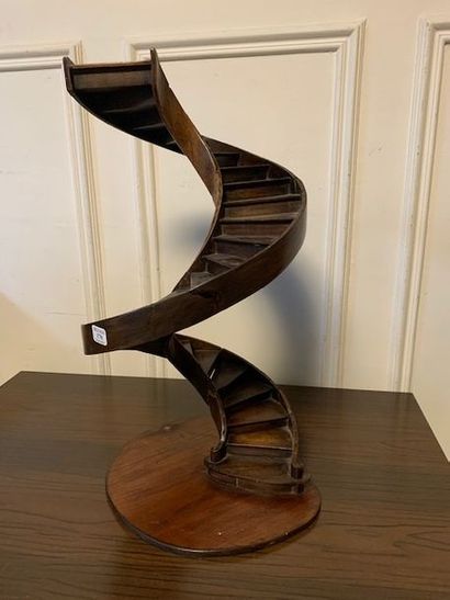 null Screwed staircase in fruit wood. On a rounded base.
Height: 46 cm.
Cracks.