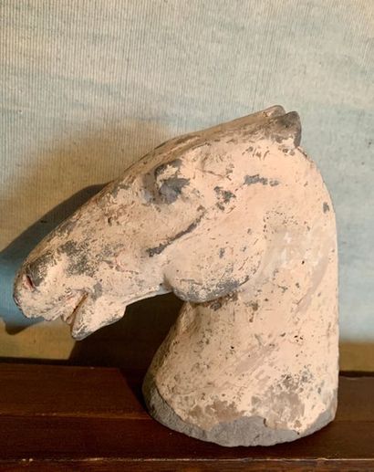 null Horse's head in polychrome grey clay.
Han style.
Height: 15 cm.