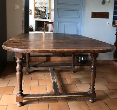 null Pine dining room table, rectangular shape with rounded ends, turned wooden legs...