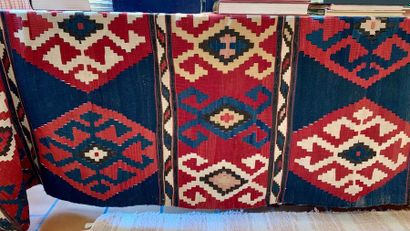null Grand tapis kilim, fond bleu et rouge à décor de motifs géométriques.
292 x...