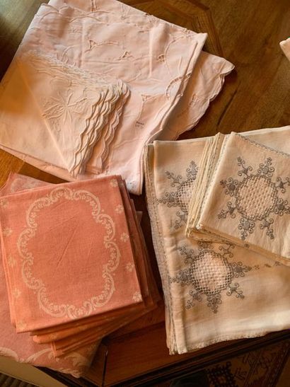 null Set of tablecloths and napkins:
- one pink damask tablecloth 240 x 160 cm, and...