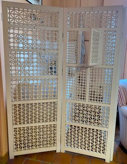 null White painted wooden screen with moucharabiehs motifs, with three leaves.
The...