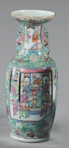 CHINE, fin du XIXe - début du XXe siècle. Grand vase en porcelaine de forme balustre,...