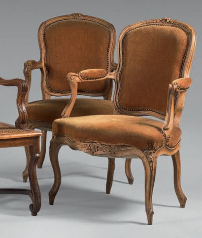 null Deux paires de fauteuils en bois naturel mouluré et sculpté de fleurettes, le...