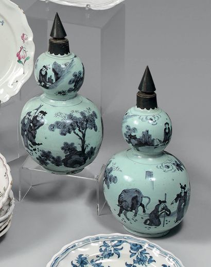DELFT, XVIIIe siècle. Paire de vases double gourde à décor manganèse de personnages...