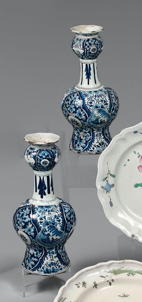 null Paire de vases à haut col de forme octogonale, à décor floral en camaïeu bleu...