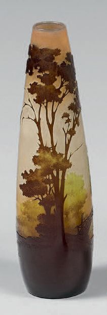 ÉMILE GALLE (1846-1904). Vase ovoïde en verre multicouche brun rosé, vert et blanc...