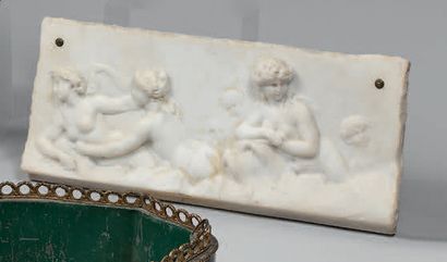 D'après CLODION : NÉRÉIDES ET TRITONS.
Élément de frise en marbre blanc, sculpté...