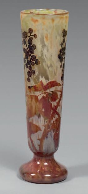 DAUM. NANCY. Grand vase cornet en verre multicouche jaune, orange et mauve, à décor...