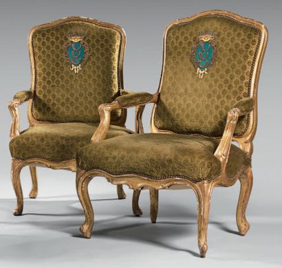 null Paire de fauteuils en bois doré mouluré et sculpté de petites volutes et feuillage....