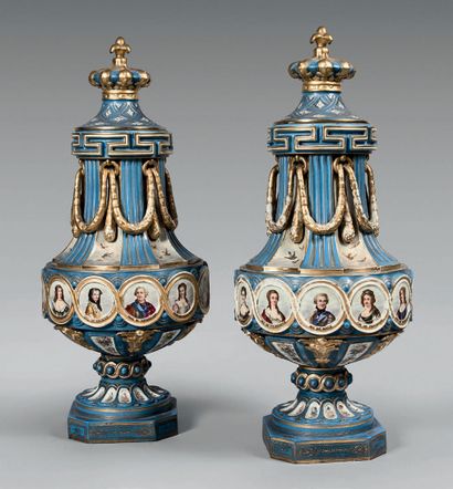 null Paire d'importants vases couverts en porcelaine de forme balustre, à décor de...