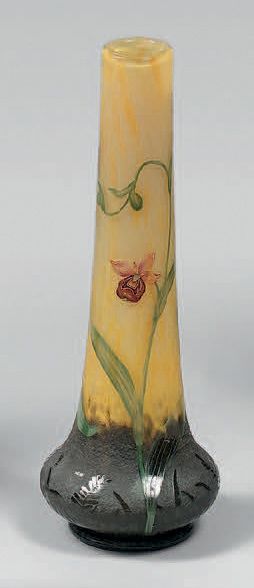 DAUM. NANCY. Petit vase à haut col en verre multicouche jaune et brun mauve, à décor...