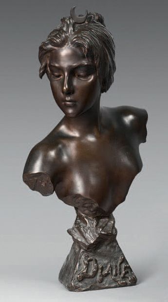 Édouard VILLANIS (1868-1920) : DIANE.
Buste en bronze à patine brun foncé, signé.
H....