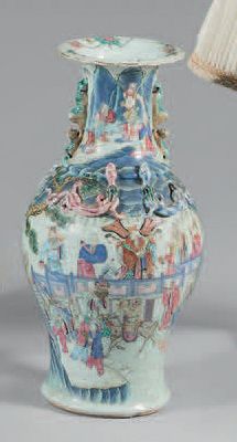 CHINE, fin du XIXe siècle. Vase balustre en porcelaine à décor en émaux polychromes...