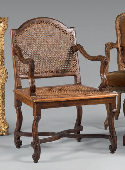 null 
Petit fauteuil en bois naturel mouluré et sculpté d'agrafes et pendentifs feuillagés,...