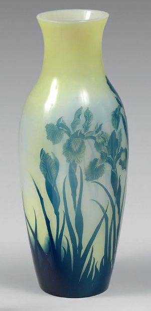 SAINT-LOUIS, Nancy. Vase balustre en cristal multicouche bleu, jaune et blanc, à...