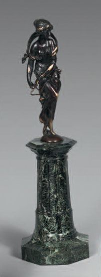 null Statuette figurant une danseuse en bronze patiné, sur une colonne en marbre...